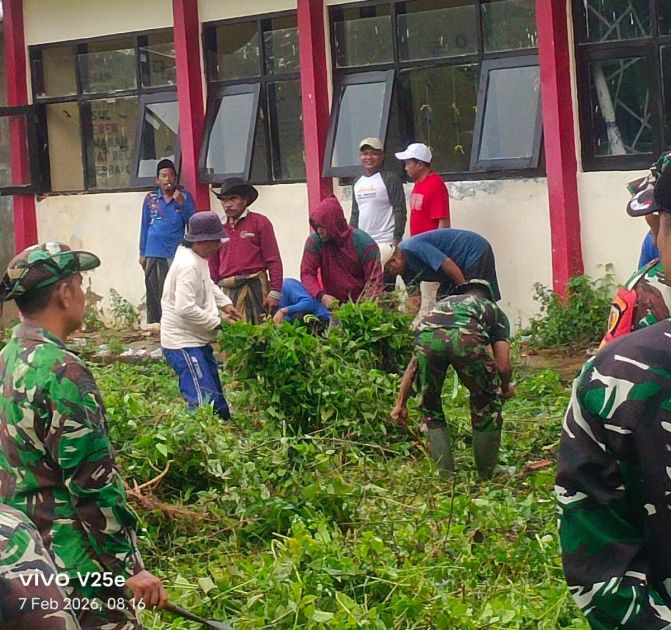 Persiapan Pembukaan TMMD, Anggota Koramil Rubaru dan Perangkat Desa Mandala Gelar Kegiatan Bersih-Bersih